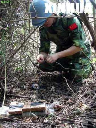 中国维和部队工兵在刚果(金)排除两颗未爆炸弹