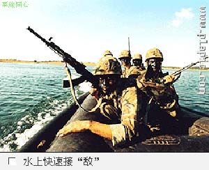 解放军空降兵特种大队模拟实战练艺砺胆(组图3)