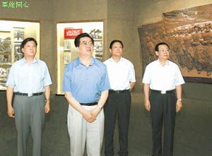 胡锦涛参观纪念抗战胜利60周年大型主题展览(图)