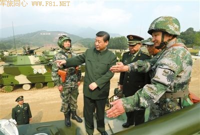 12月10日,习近平在广州军区某部训练场,登上两栖突击车了解装备情况。新华社发