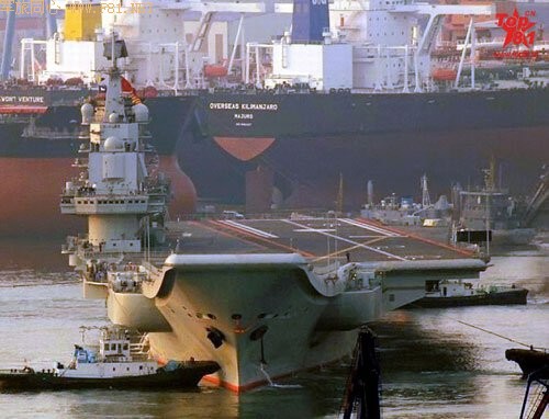 资料图:中国航母离开码头出海试航。