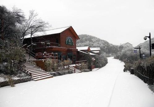 啥叫美丽冻人?元旦节到仙女山看了就晓得。昨天,重庆晚报记者从武隆县了解到,这个元旦仙女山耍事很多,其中美女模特雪地人体彩绘极具特色,不过展示时间只有半小时,游客要抓紧机会。