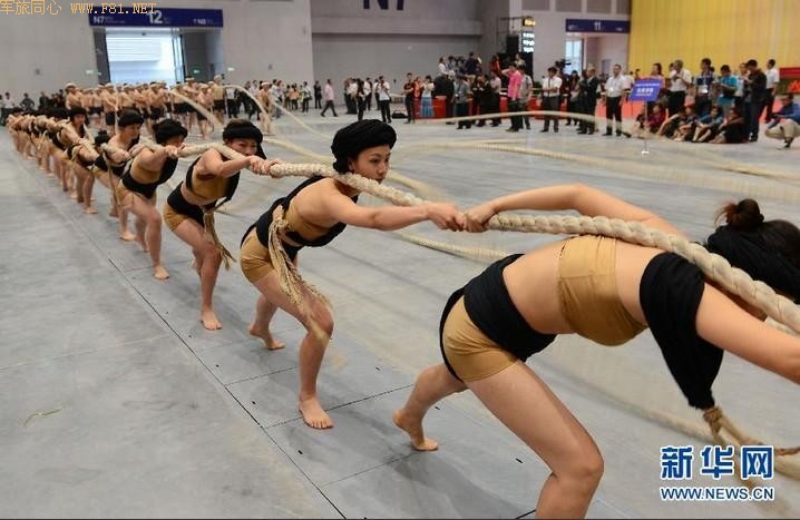 重庆渝洽会再现“女纤夫”风采