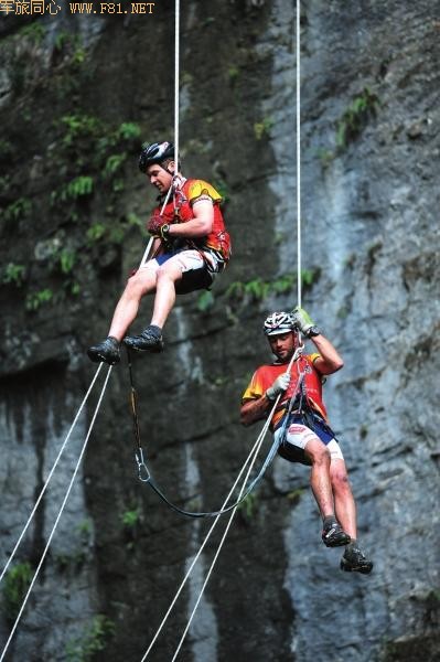 9月5日,天生三硚险象环生,高空速降比赛让在场观众看得心惊胆战